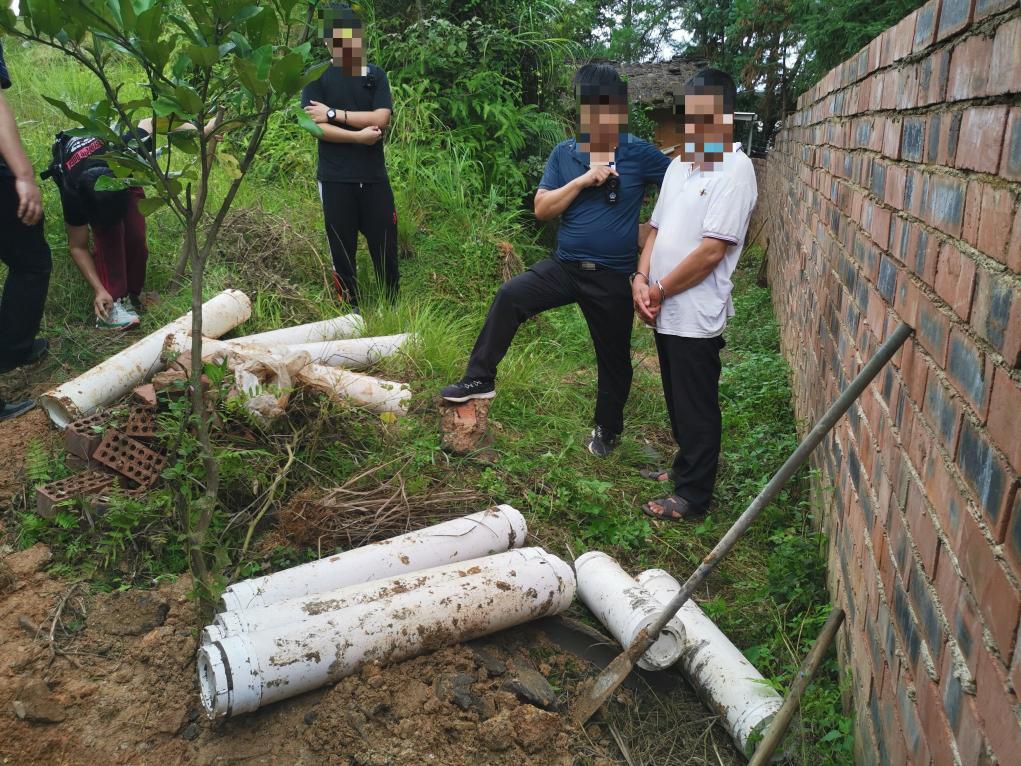 图为警方挖掘埋藏在地下的赃款。(警方供图)
