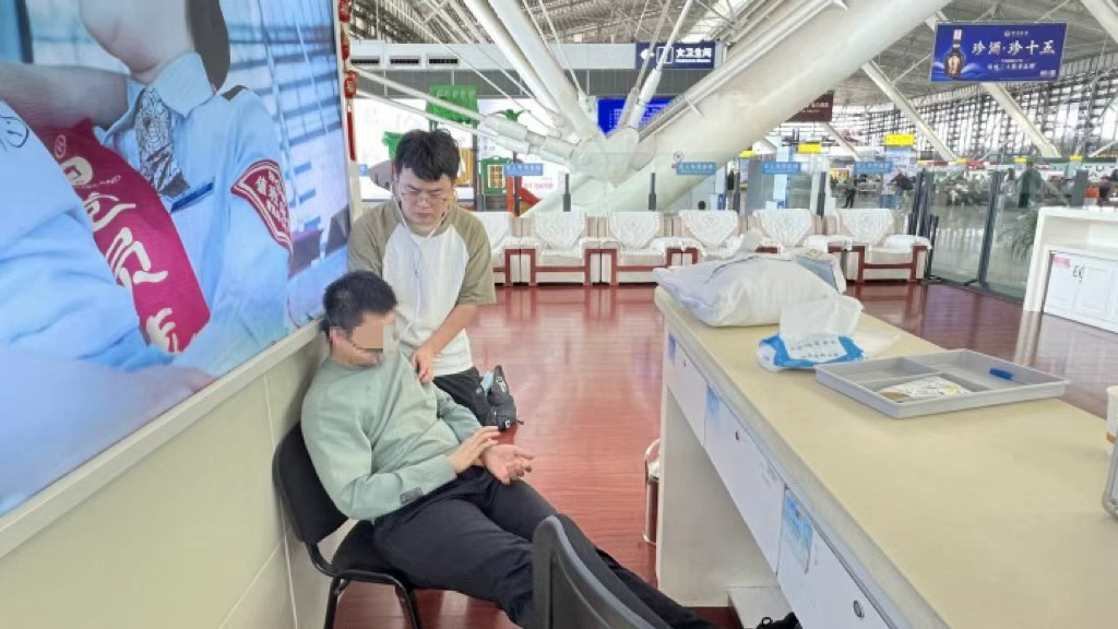 李春林正协助患者平复症状。受访者供图