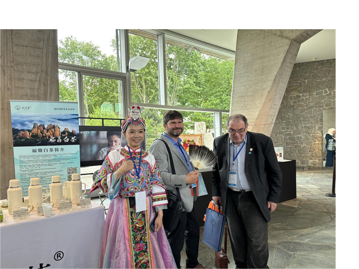 法国嘉宾与身着民族服饰的吴小钦合影。人民网 记者于超凡摄