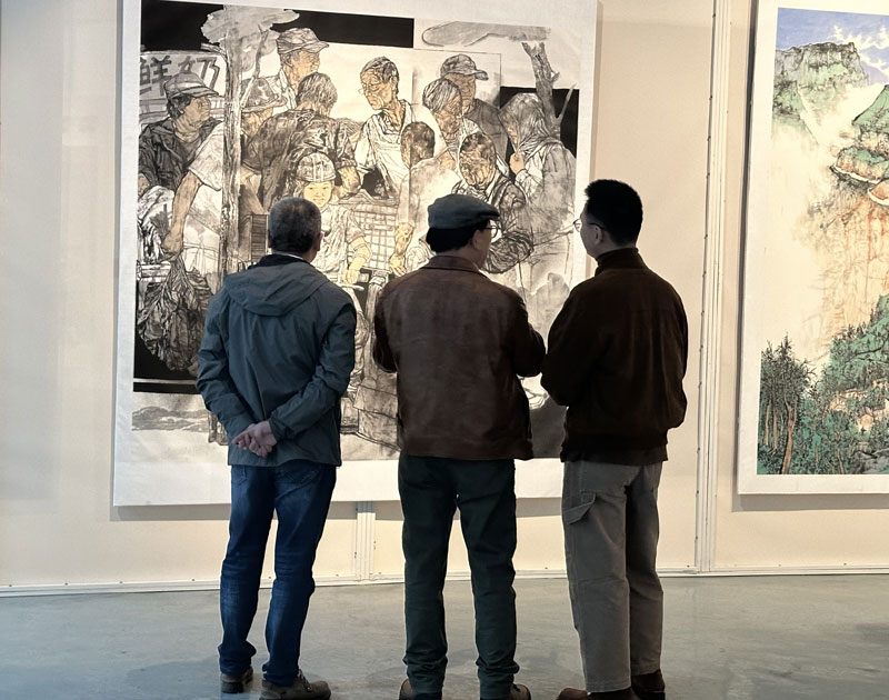 游客观展。泾县县委宣传部供图